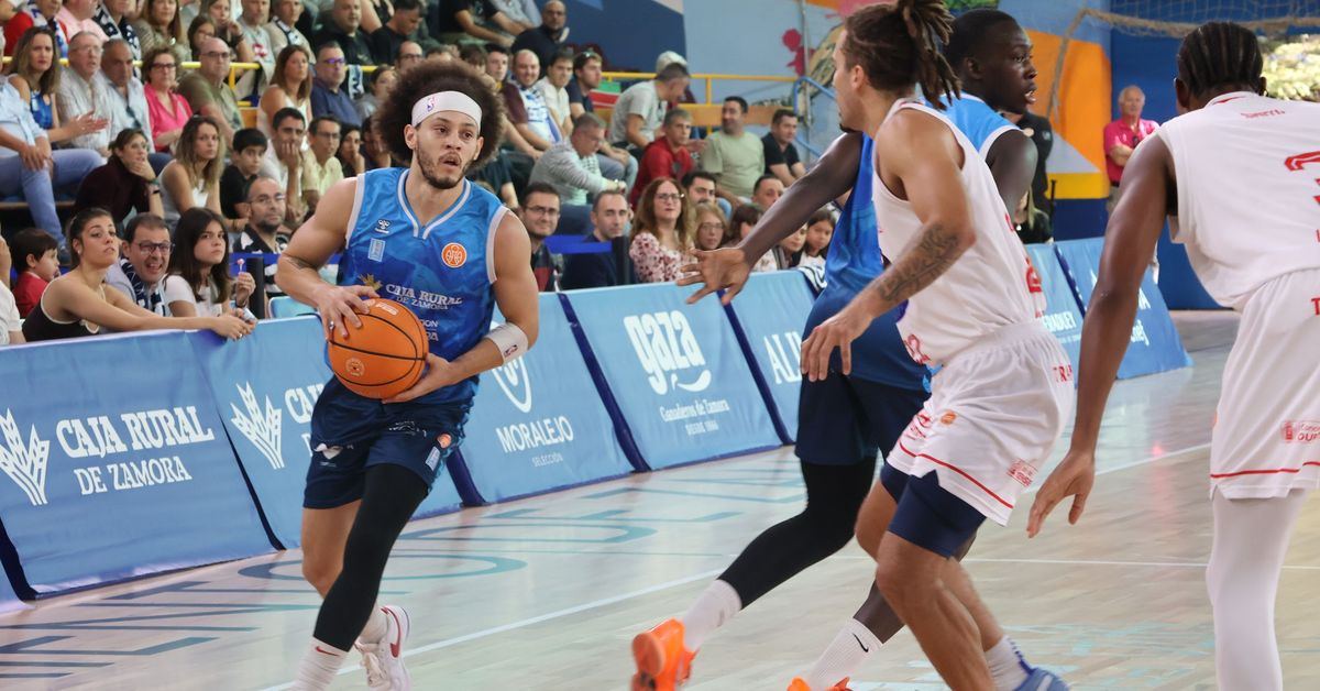 El CB Zamora rema contra viento y marea, pero cae ante Ourense en un intenso duelo en el Ángel Nieto