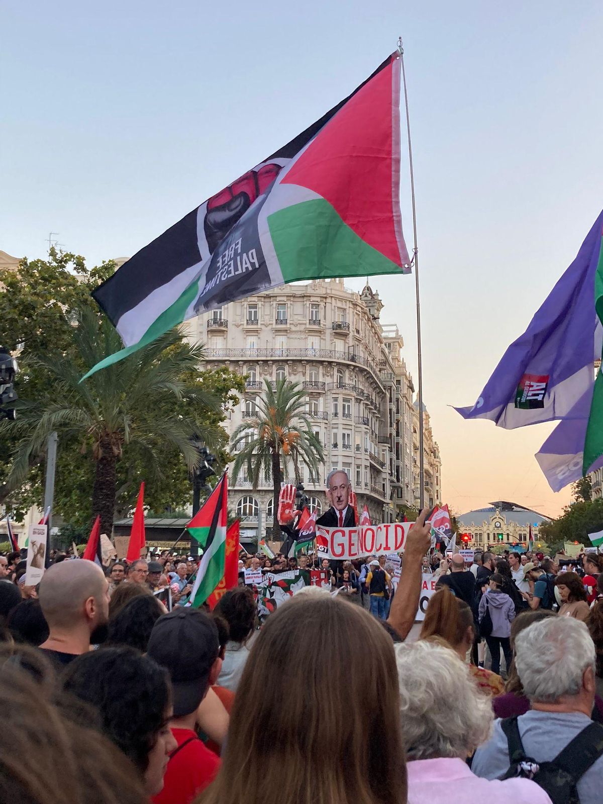 Concentración en la plaza del Ayuntamiento por la liberación de los activistas secuestrados anoche en la Flotilla
