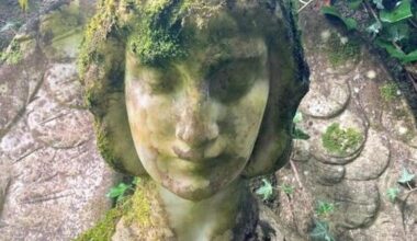 Escultura del  ángel custodio de José Larrea