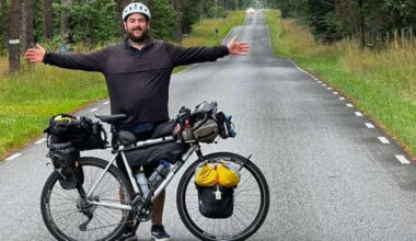 Mario posa junto a su bicicleta en un bosque al sur de Suecia, este año en su regreso a Gran Canaria