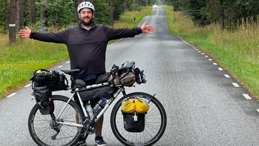 Mario posa junto a su bicicleta en un bosque al sur de Suecia, este año en su regreso a Gran Canaria