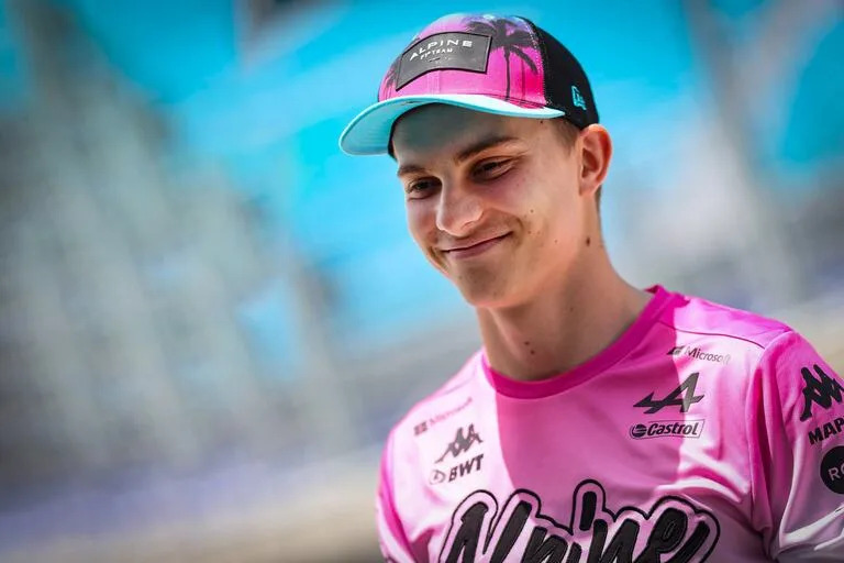 Oscar Piastri en su días junto a Alpine: el talentoso piloto australiano abandonó el equipo de Enstone y se sumó a McLaren, donde en 2023 debutó en la Fórmula 1; su arribo dinamitó las esperanzas de Álex Palou