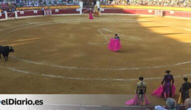 El colectivo antitaurino protesta para exigir el fin de las corridas de toros en Zaragoza durante las fiestas del Pilar