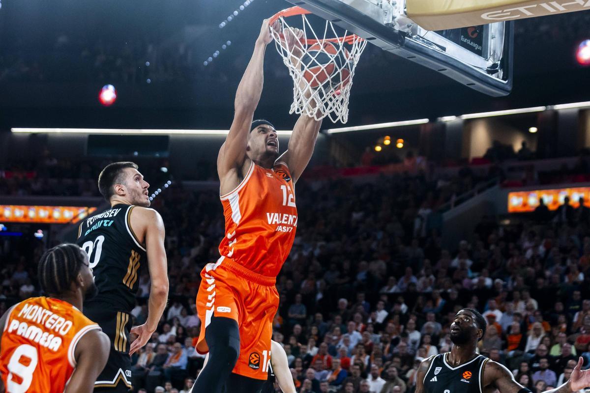 Un mate de Sako en el partido ante el Dubai en el Roig Arena.
