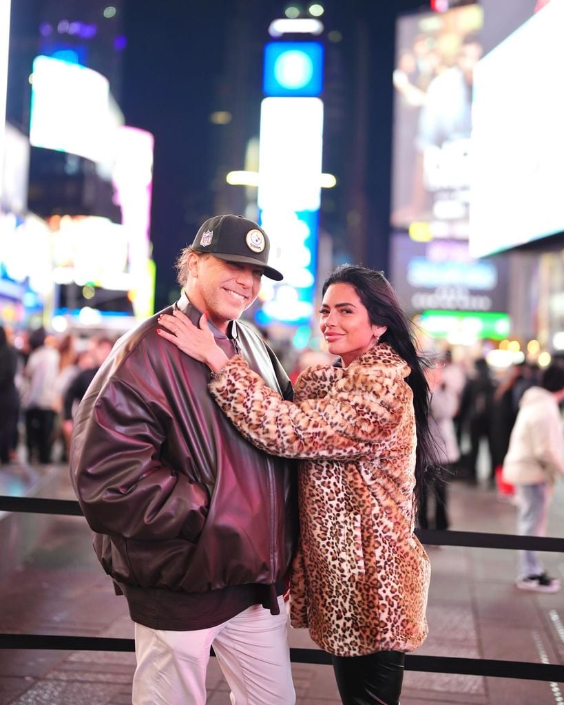 Cristian Castro y su novia Mariela Sánchez durante un viaje a Nueva York.