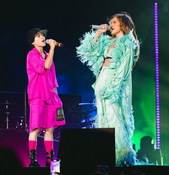 Jennifer Lopez cantando con Emme