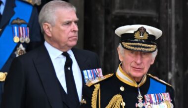 Carlos III despoja formalmente a Andrés de sus títulos y honores y anuncia su salida de Royal Loge