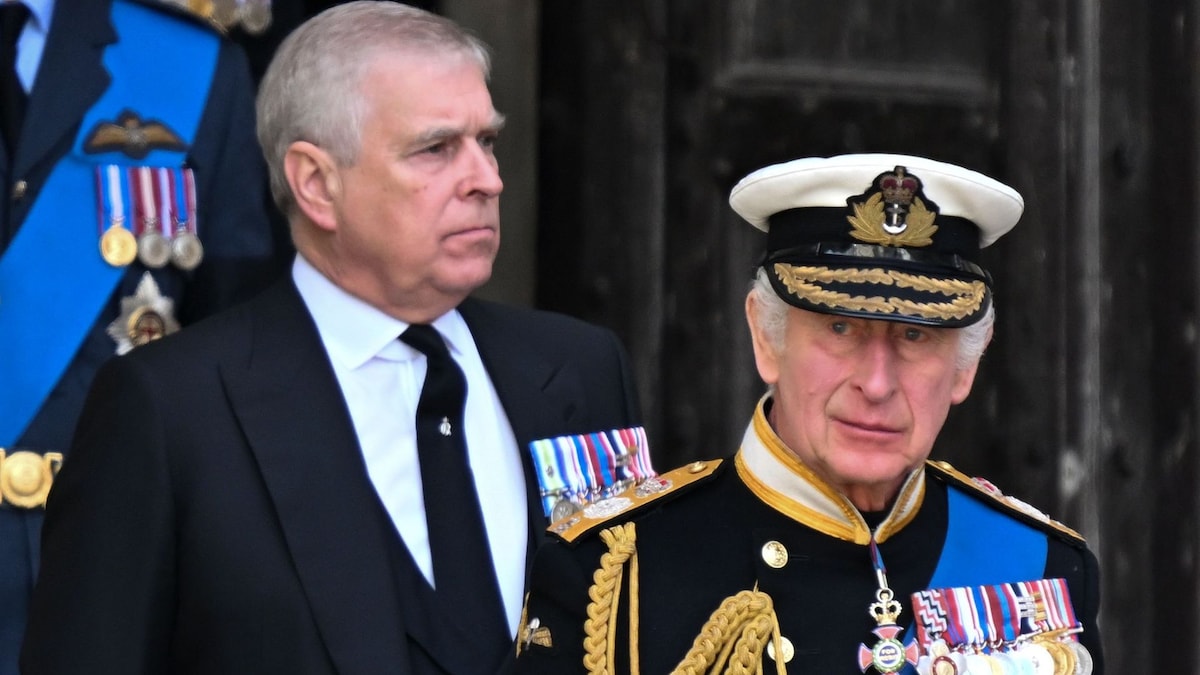 Carlos III despoja formalmente a Andrés de sus títulos y honores y anuncia su salida de Royal Loge