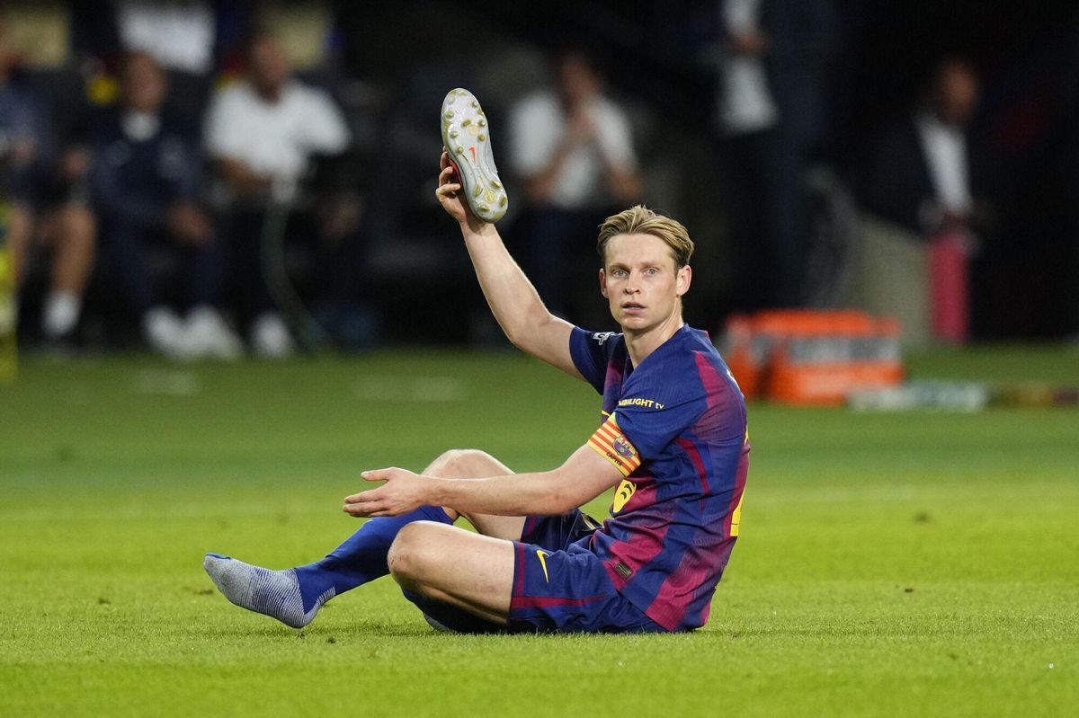 El centrocampista del Barcelona Frenkie de Jong durante el partido de la primera fase de la Liga de Campeones que FC Barcelona y PSG disputaron en el estadio olímpico Lluis Companys. EFE/Siu Wu. (Barcelona)