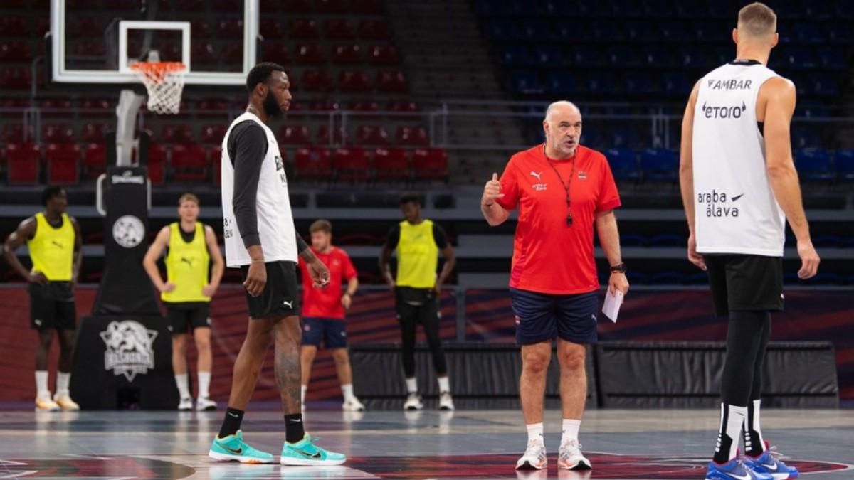 Pablo Laso dando instrucciones a sus jugadores