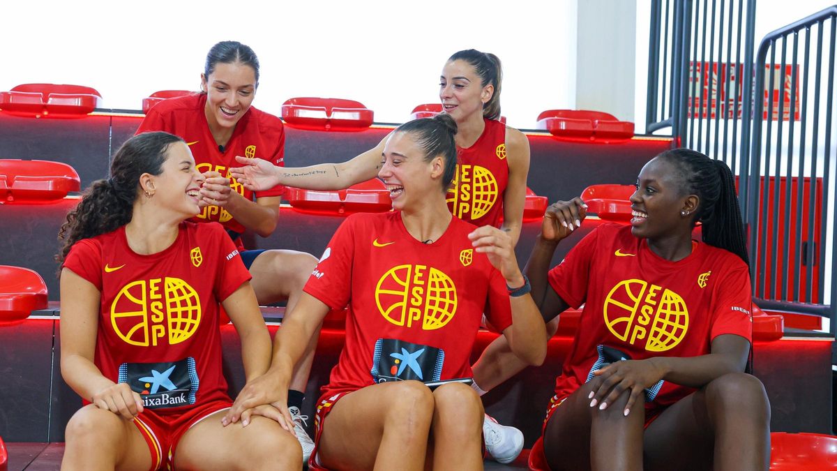Raquel Carrera, María Araujo, Awa Fam y Elena Buenavida con España.