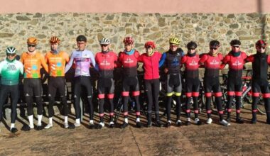 Díaz, Isasa, Alustiza y Ugarte, a finales del año pasado, con algunos cadetes y juveniles de la escuela de ciclismo.