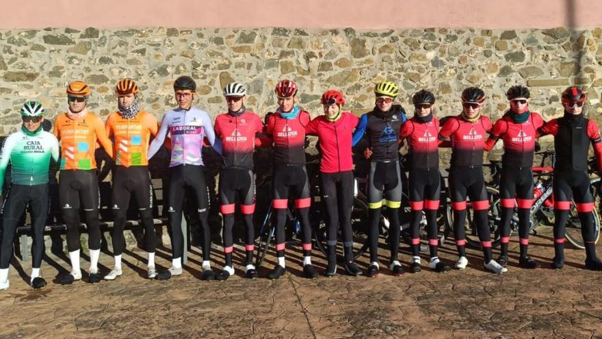 Díaz, Isasa, Alustiza y Ugarte, a finales del año pasado, con algunos cadetes y juveniles de la escuela de ciclismo.