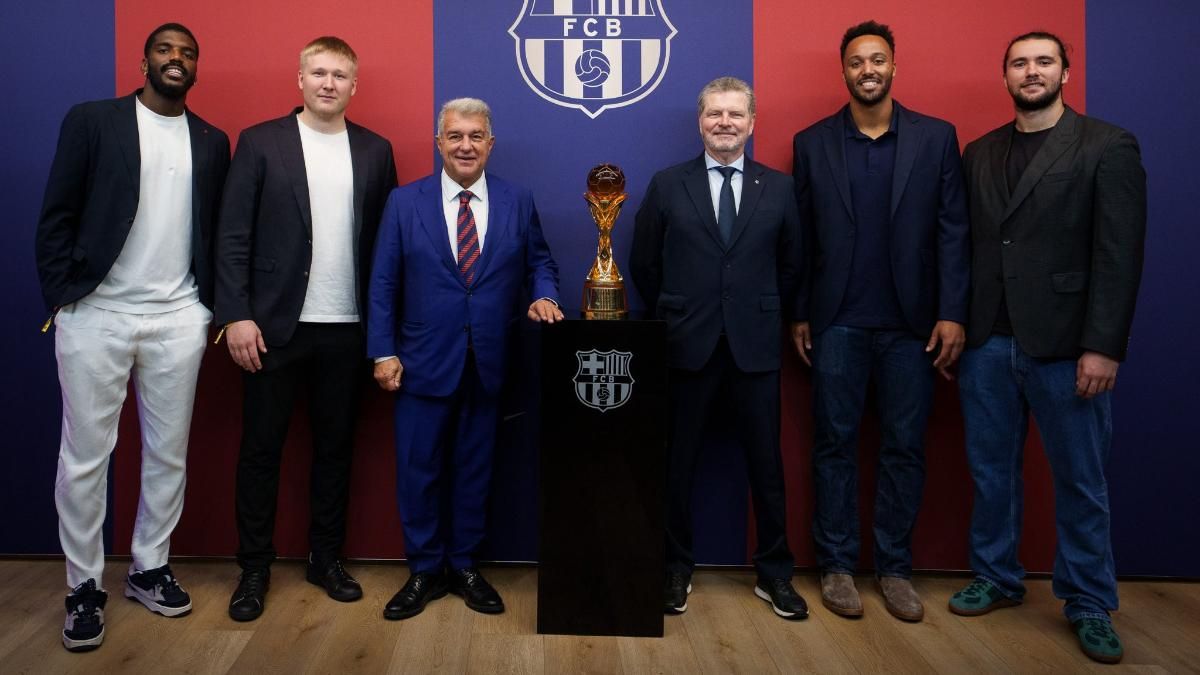 Laporta, Solé y los cuatro capitanes, con el título mundial de clubs