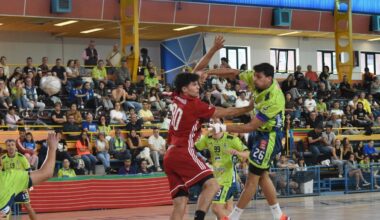 Felipe lanza a portería en el choque ante Grupo Covadonga.