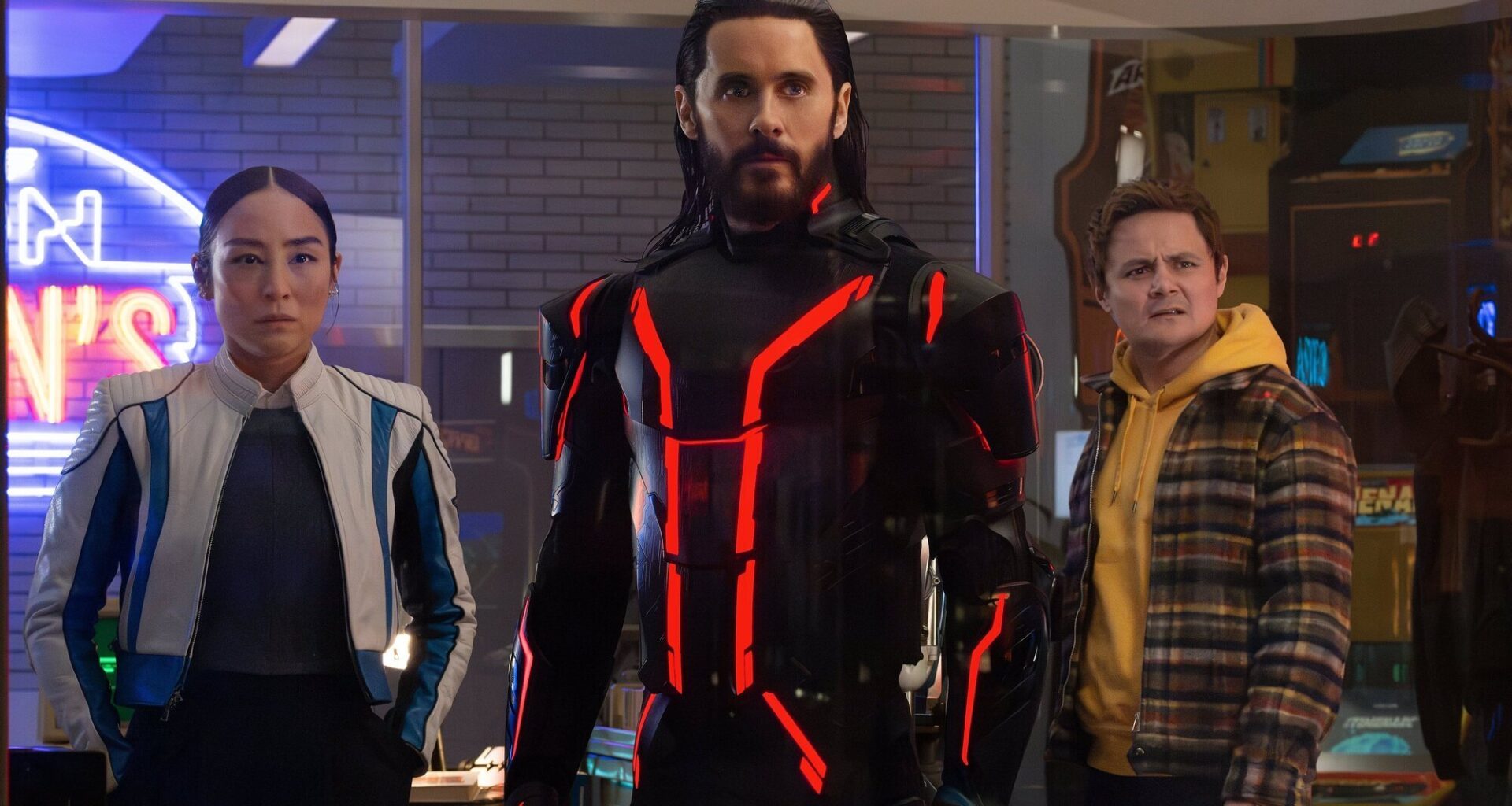 'Tron: Ares' apunta a un estreno similar a 'Tron: Legacy' en taquilla, pero su presupuesto se lo pone difícil