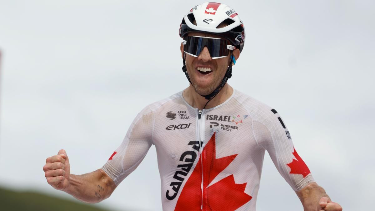 Michael Woods celebra su última victoria en la Vuelta a España