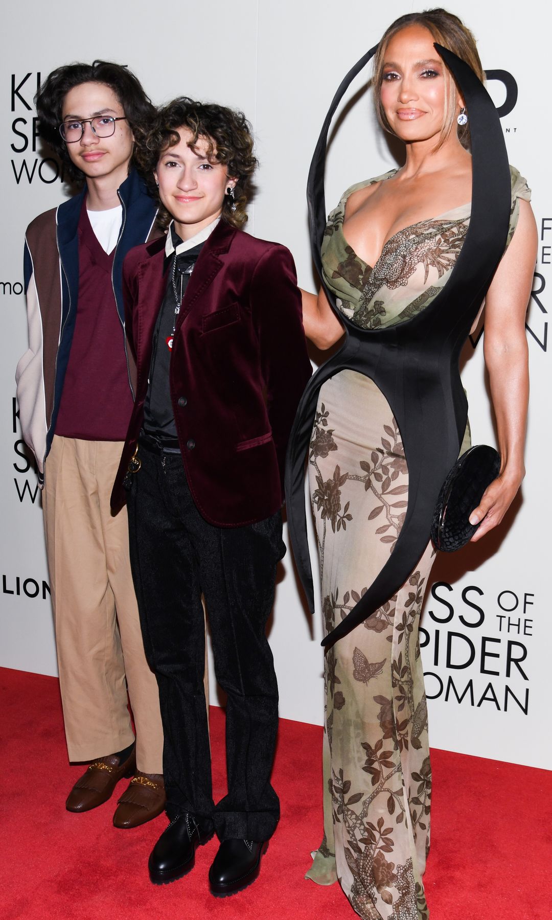 Jennifer Lopez posa con sus hijos en el estreno de Kiss of the Spider Woman en Nueva York el 6 de octubre de 2025