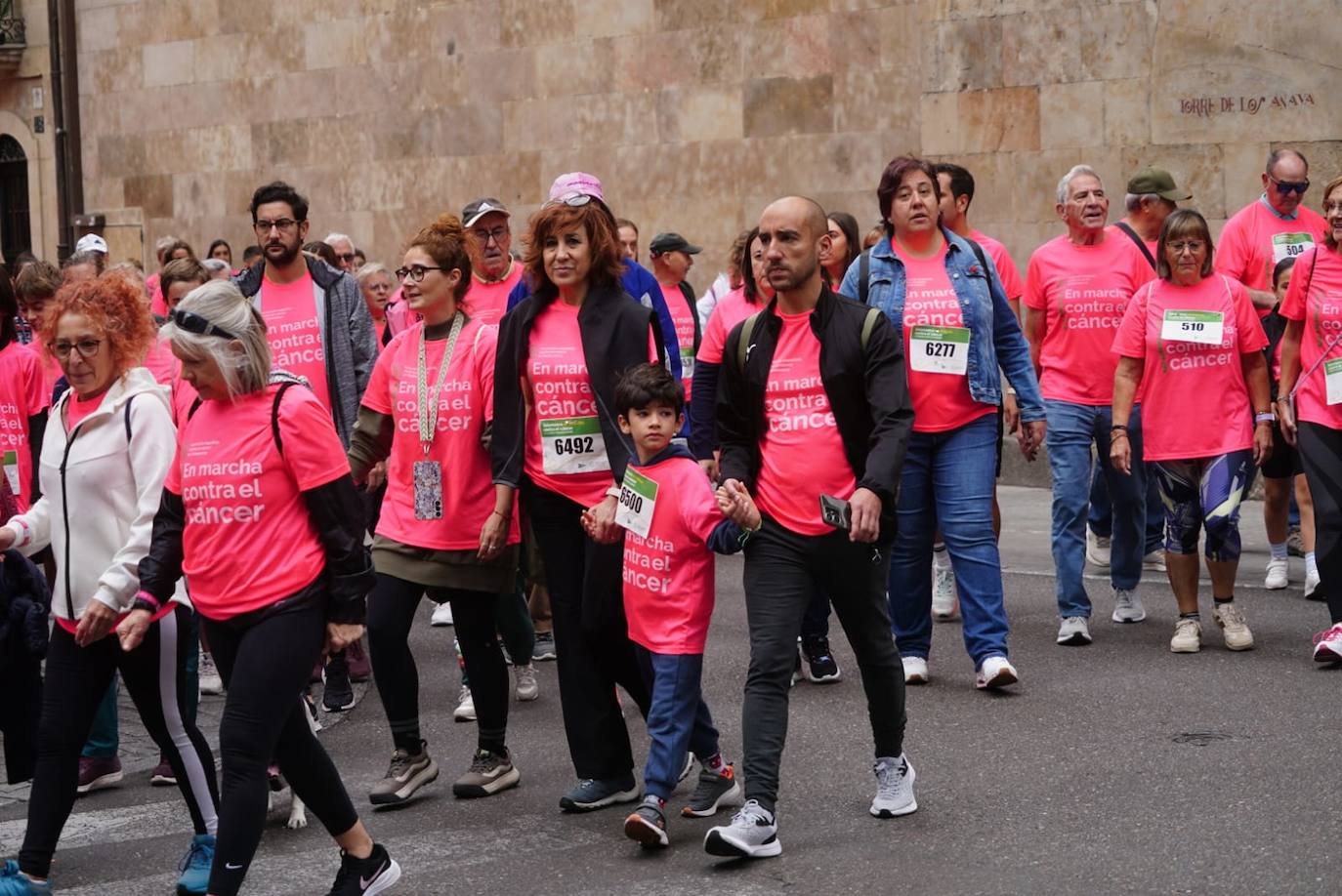 Salamanca 'se tiñe' de rosa por el cáncer