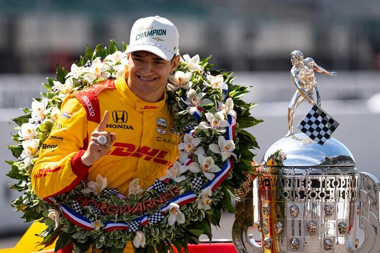Álex Palou posa junto al trofeo de las 500 Millas de Indianápolis, tradicional carrera de IndyCar que ganó por primera vez en 2025, año en que logró el tetracampeonato de la categoría