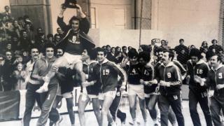 Pitiu Rochel es llevado a hombros por sus compañeros tras ganar un título en el pabellón al que años más tarde daría su nombre.