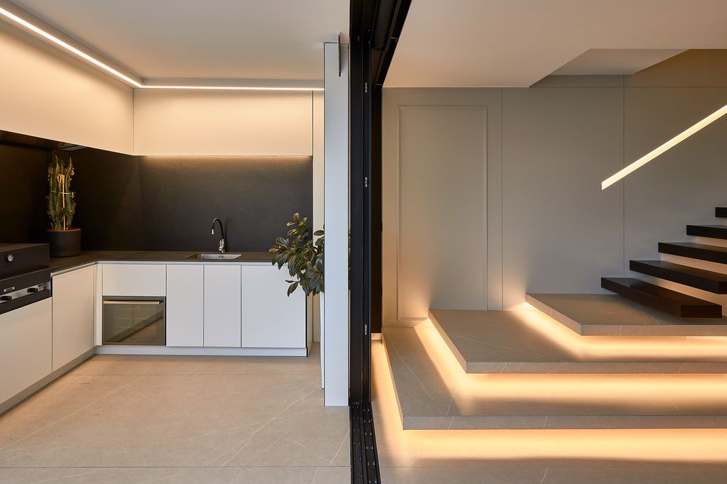 Cocina y escaleras iluminadas