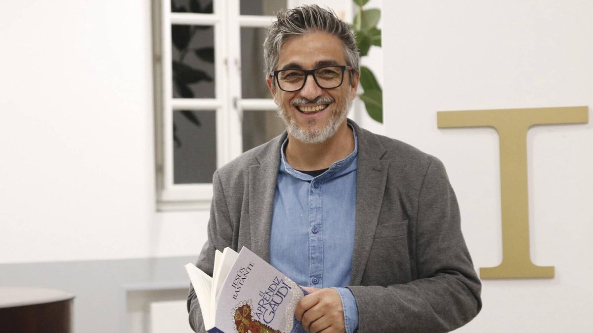 Jesús Bastante, con su libro &quot;El aprendiz de Gaudí &quot;.