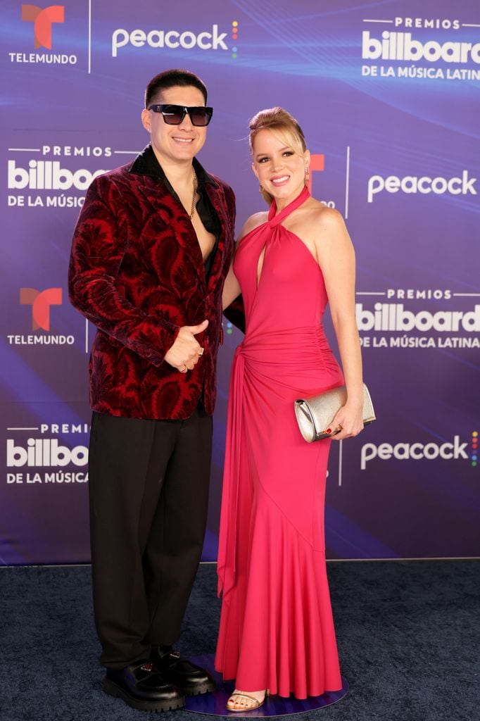 Chyno Miranda y Astrid Falcón debutaron como matrimonio en la alfombra roja de los Premios Billboard de la Música Latina.