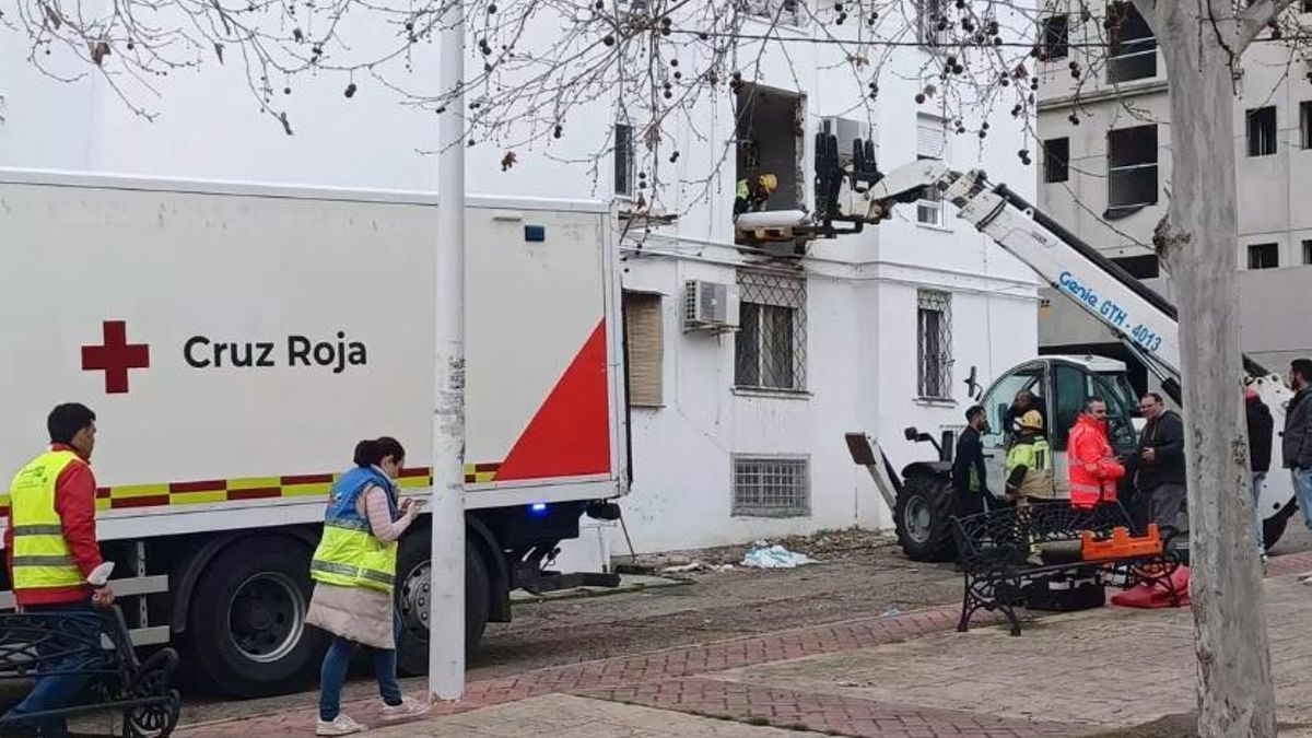 Grúa utilizada en febrero para el traslado al hospital del vecino de Mérida.