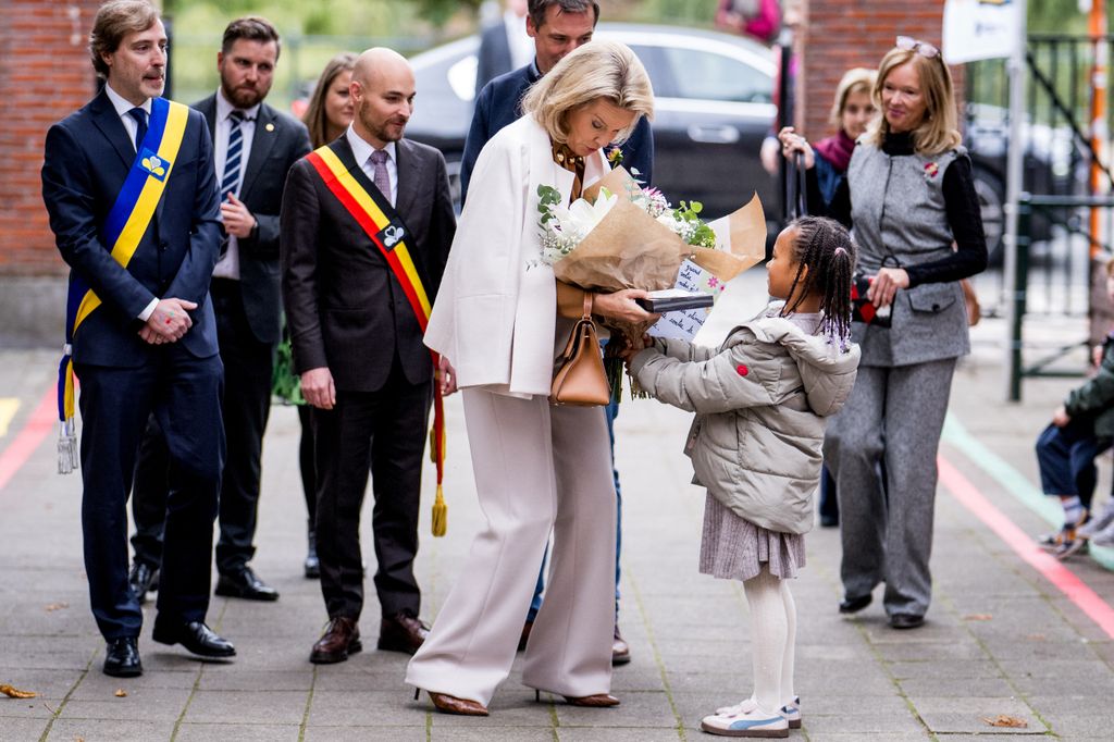 Matilde de Bélgica con un anillo con un zafiro