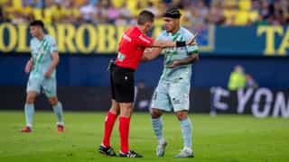 La polémica del Villarreal - Betis: Ruibal salva a Antony de un botellazo y González Fuertes 'pasa' del penalti a Lo Celso