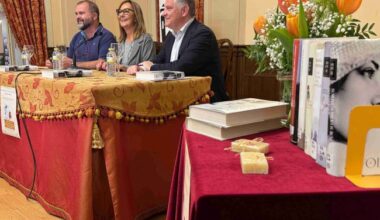 María Dueñas llena de lectores el Antiguo Casino