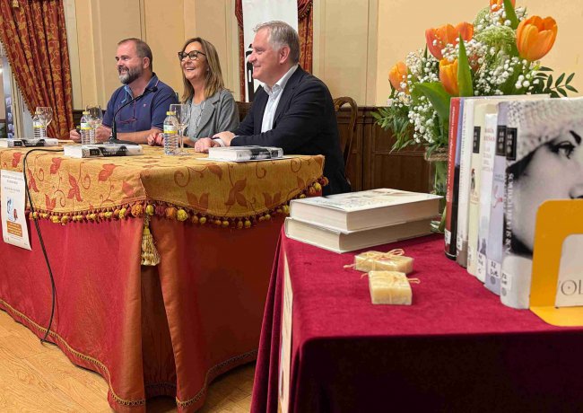 María Dueñas llena de lectores el Antiguo Casino