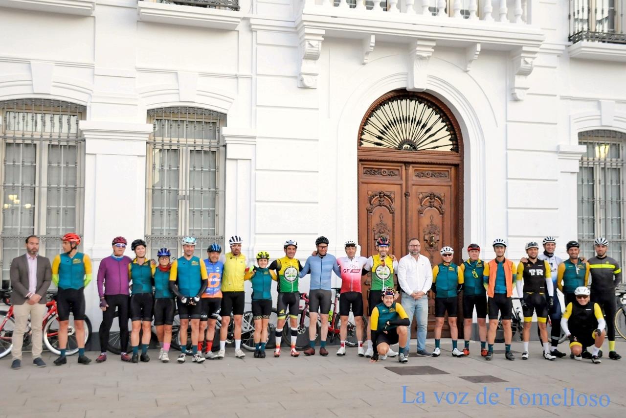 La IV Ruta del Estraperlo de Tomelloso ya pedalea rumbo a La Puerta de Segura