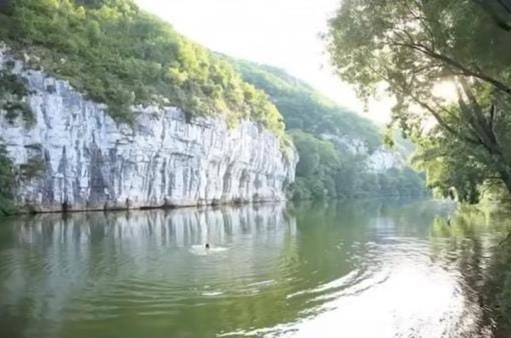 El paisaje de la primera imagen.