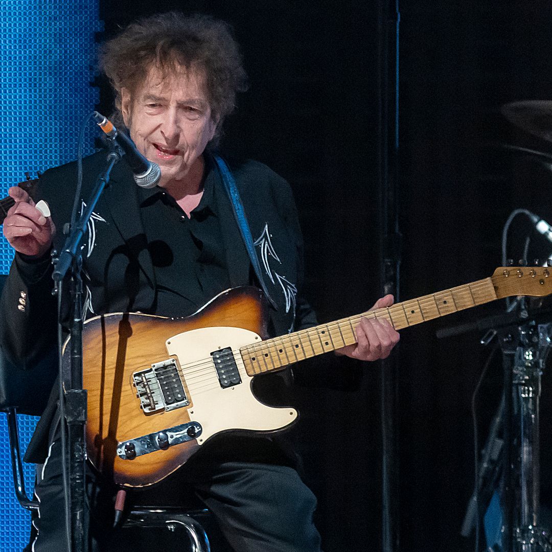 Bob Dylan con su guitarra en un show