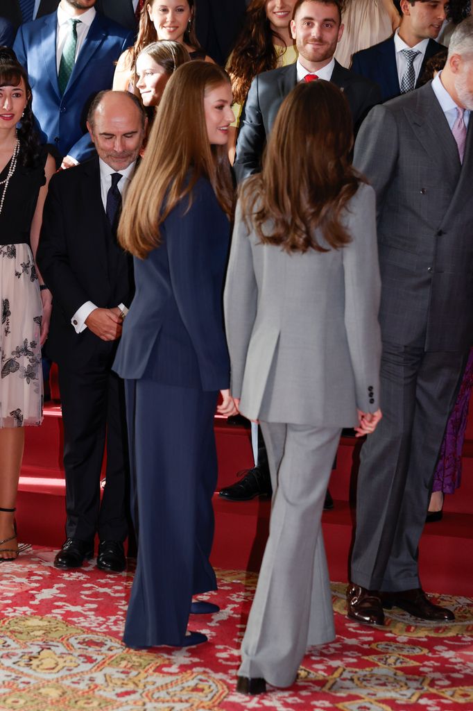 La reina Letizia recurre a su traje gris de Mango en las audiencias de los Princesa de Asturias 2025