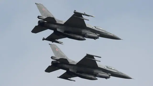 Dos aviones F-16 polacos en el aire.
