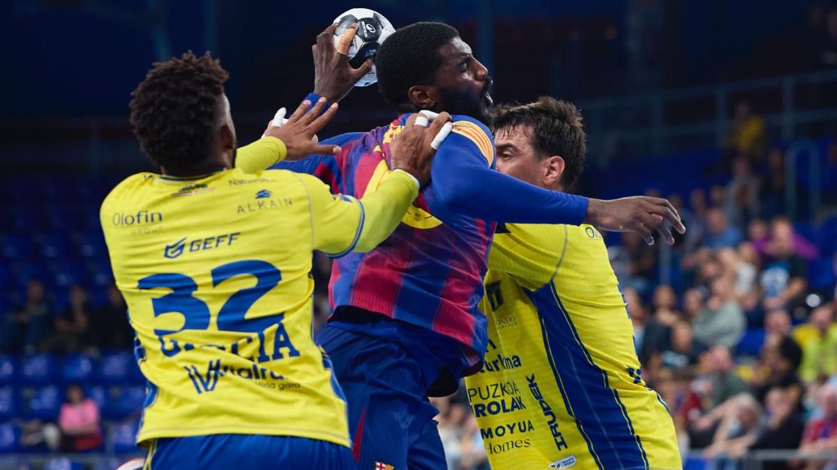 Dika Mem, ante una nube de manos bidasotarras