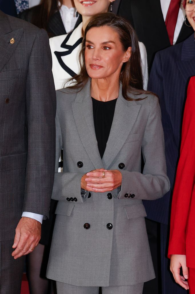 La reina Letizia recurre a su traje gris de Mango en las audiencias de los Princesa de Asturias 2025