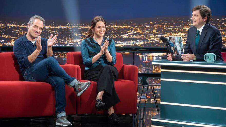 Anécdotas, el precio de la fama y un regalo inesperado: así fue la visita de Itziar Ituño a 'Late Xou'