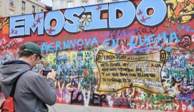 El muro efímero de la Virgen Blanca, emblema en Vitoria de la Bienal de Arquitectura Mugak
