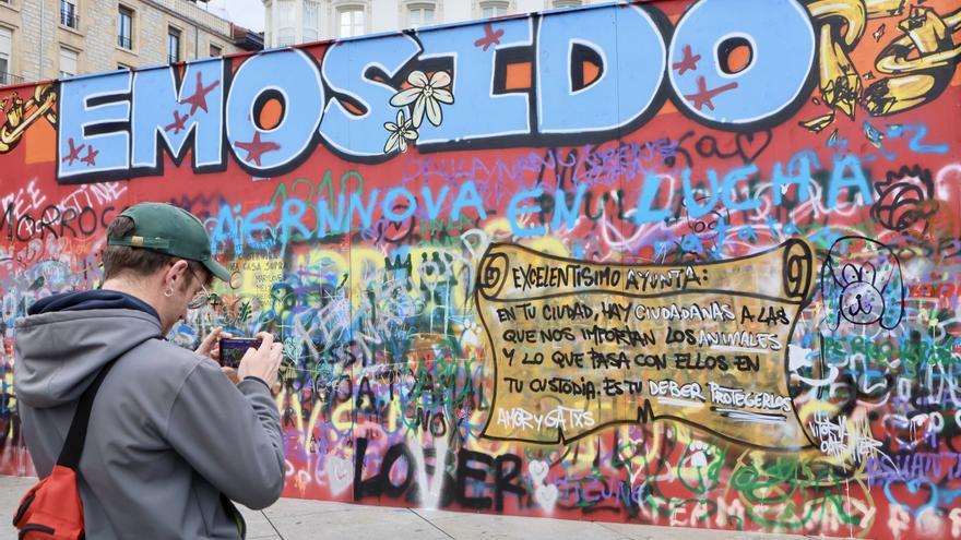 El muro efímero de la Virgen Blanca, emblema en Vitoria de la Bienal de Arquitectura Mugak