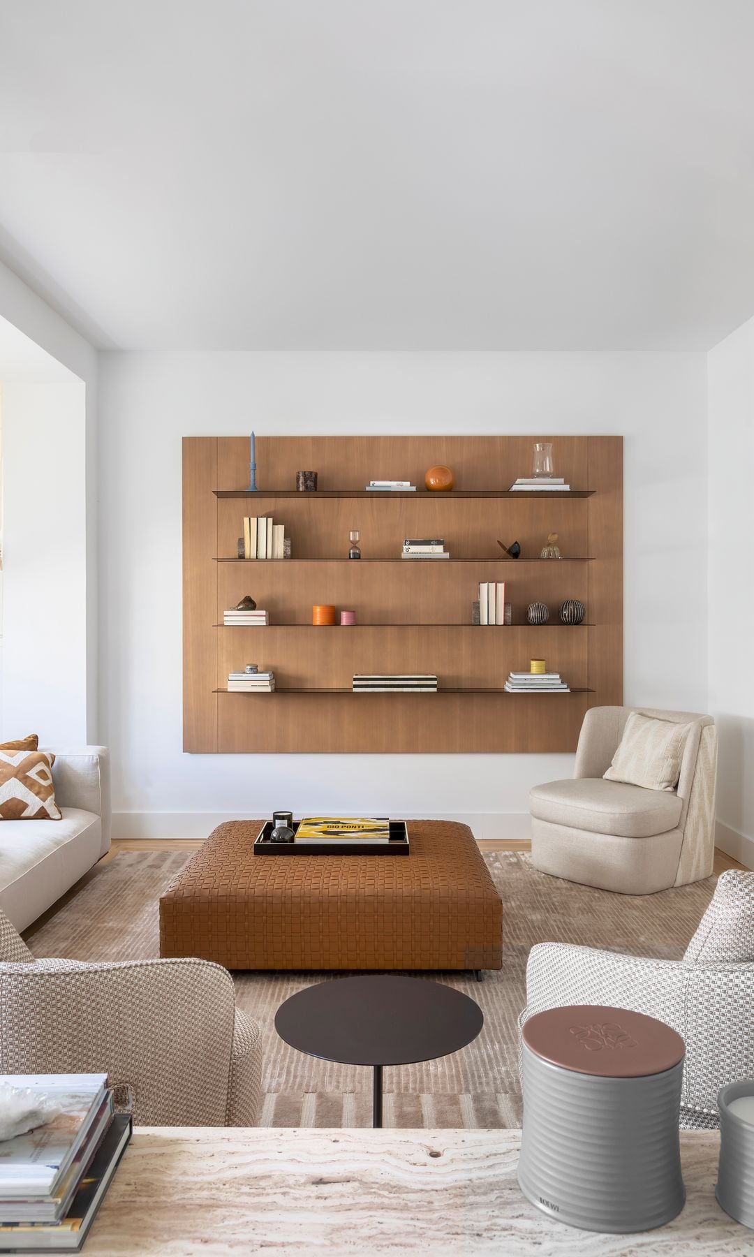 Zona de estar con estantería ligera en la pared