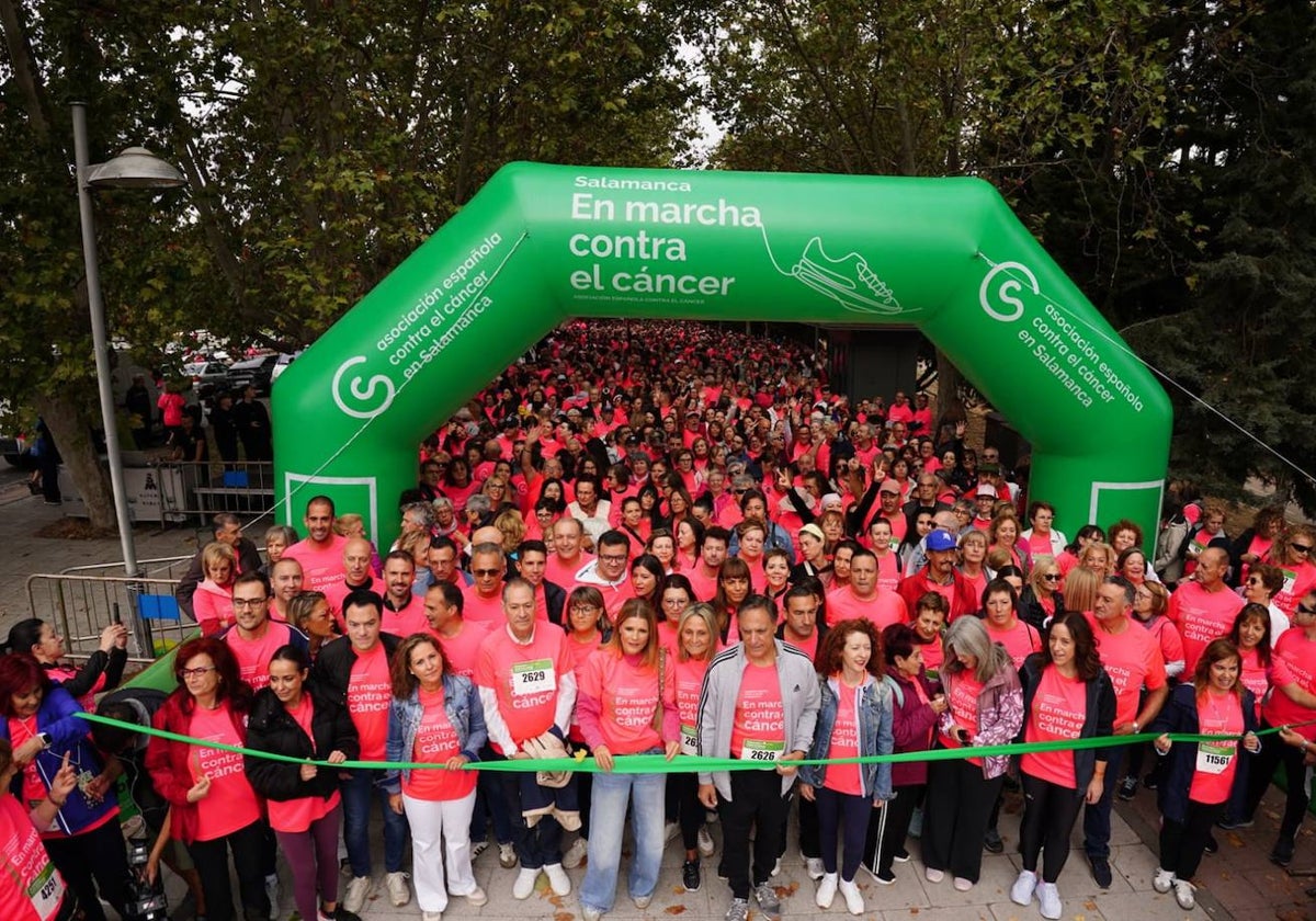 Salamanca 'se tiñe' de rosa por el cáncer