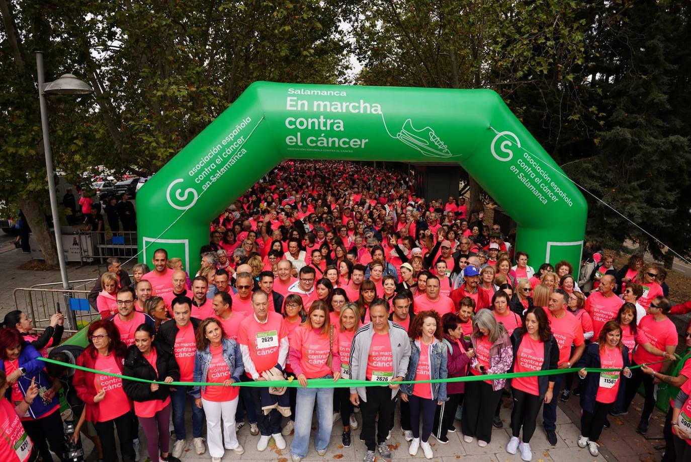 Salamanca 'se tiñe' de rosa por el cáncer