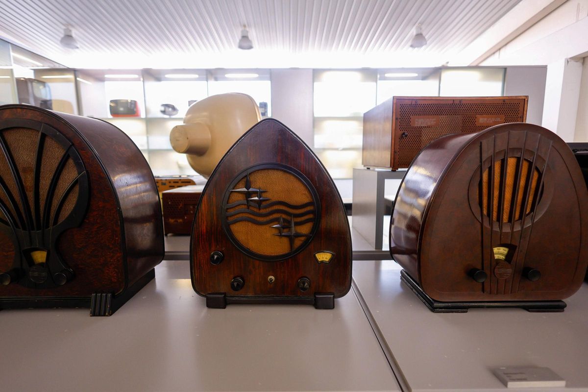 Colección de radios en el Espai Alfaro