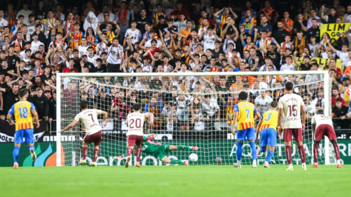 Gerard Moreno, tirando un penalti a Julen Agirrezabala