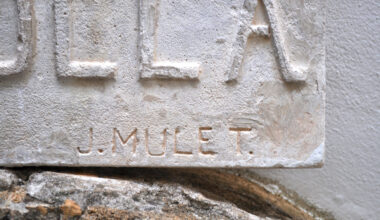 Detalle de la firma de Jaime Mulet en la placa del pintor Joaquín Sorolla (© Museo Soler Blasco)