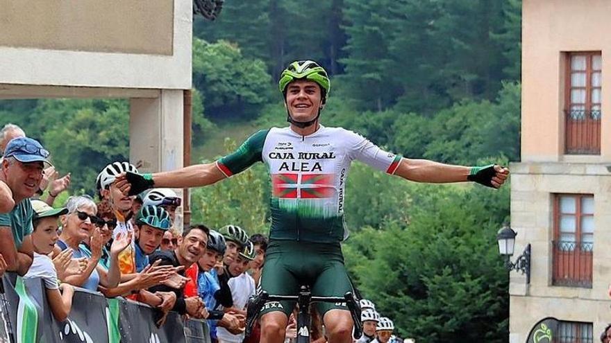 Corres festeja una victoria.